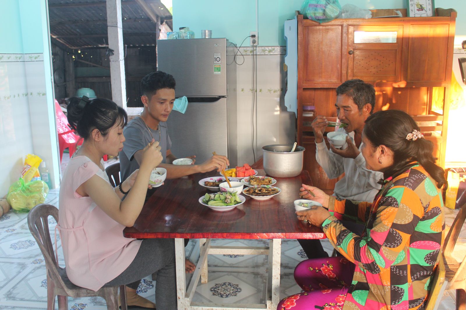 Bữa cơm gia đình ấm áp yêu thương của gia đình bà Huỳnh Thị Tôn trong đại dịch Covid-19