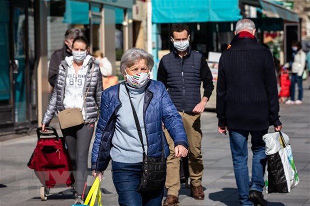 Người dân đeo khẩu trang phòng lây nhiễm COVID-19 tại Paris, Pháp ngày 8/4/2020. (Ảnh: THX/TTXVN)