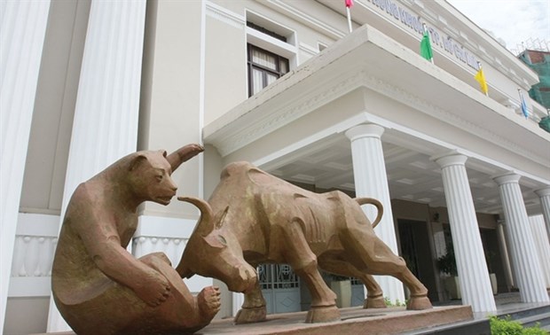 SSC to launch one-stop information disclosure system A statue of a bull and bear outside the Ho Chi Minh Stock Exchange. Securities enterprises have to adjust their current technology system to be compatible with the new one-stop information disclosure system. (Photo hsx.vn)