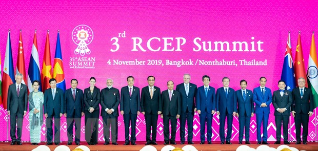 Thủ tướng Nguyễn Xuân Phúc (thứ 8, bên phải) và lãnh đạo các nước thành viên Hiệp định Đối tác Kinh tế Toàn diện khu vực (RCEP) chụp ảnh chung tại Hội nghị thượng đỉnh RCEP lần thứ 3 ở Bangkok, Thái Lan, ngày 4/11/2019. (Nguồn: AFP/ TTXVN)