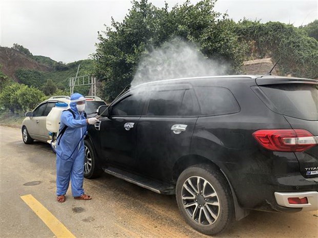 German newspaper highlights Vietnam’s measures against COVID-19 Cars in a road in Quang Nam province are being disinfected. (Photo: VNA)