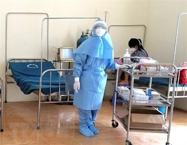 Treating a COVID-19 patient in Dong Van district hospital, Ha Giang province (Source: VNA)