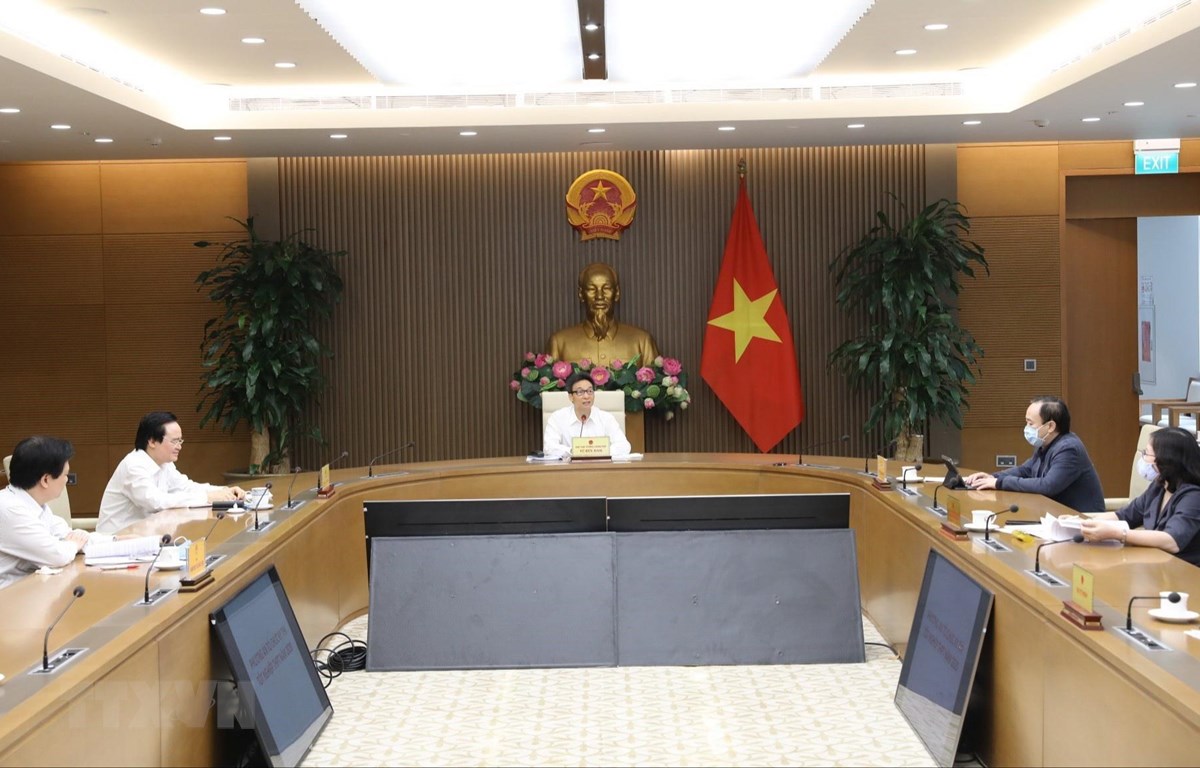 Phó Thủ tướng Vũ Đức Đam chủ trì buổi làm việc lên phương án tổ chức thi trung học phổ thông quốc gia năm 2020. (Ảnh: Văn Điệp/TTXVN)