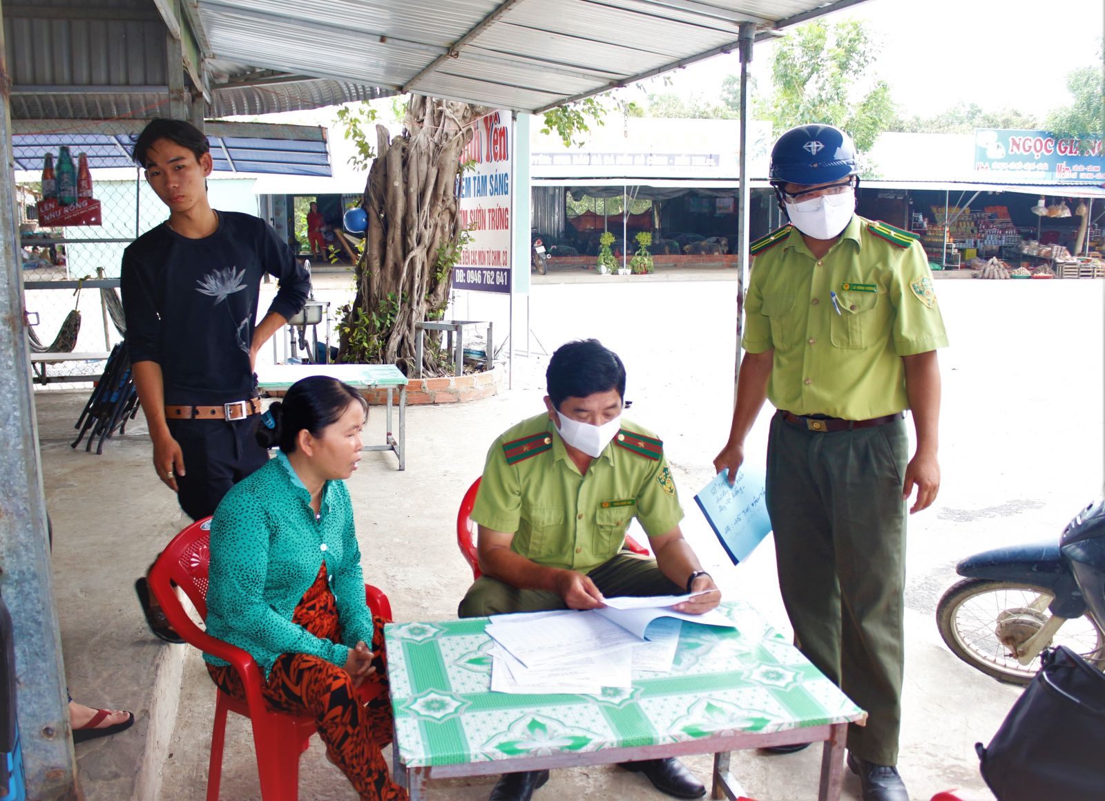 Đội Kiểm lâm cơ động và Phòng cháy, chữa cháy rừng thuộc Chi cục Kiểm lâm tỉnh kiểm tra nguồn gốc, xuất xứ các loại nông sản được bày bán tại chợ nông sản Thạnh Hóa