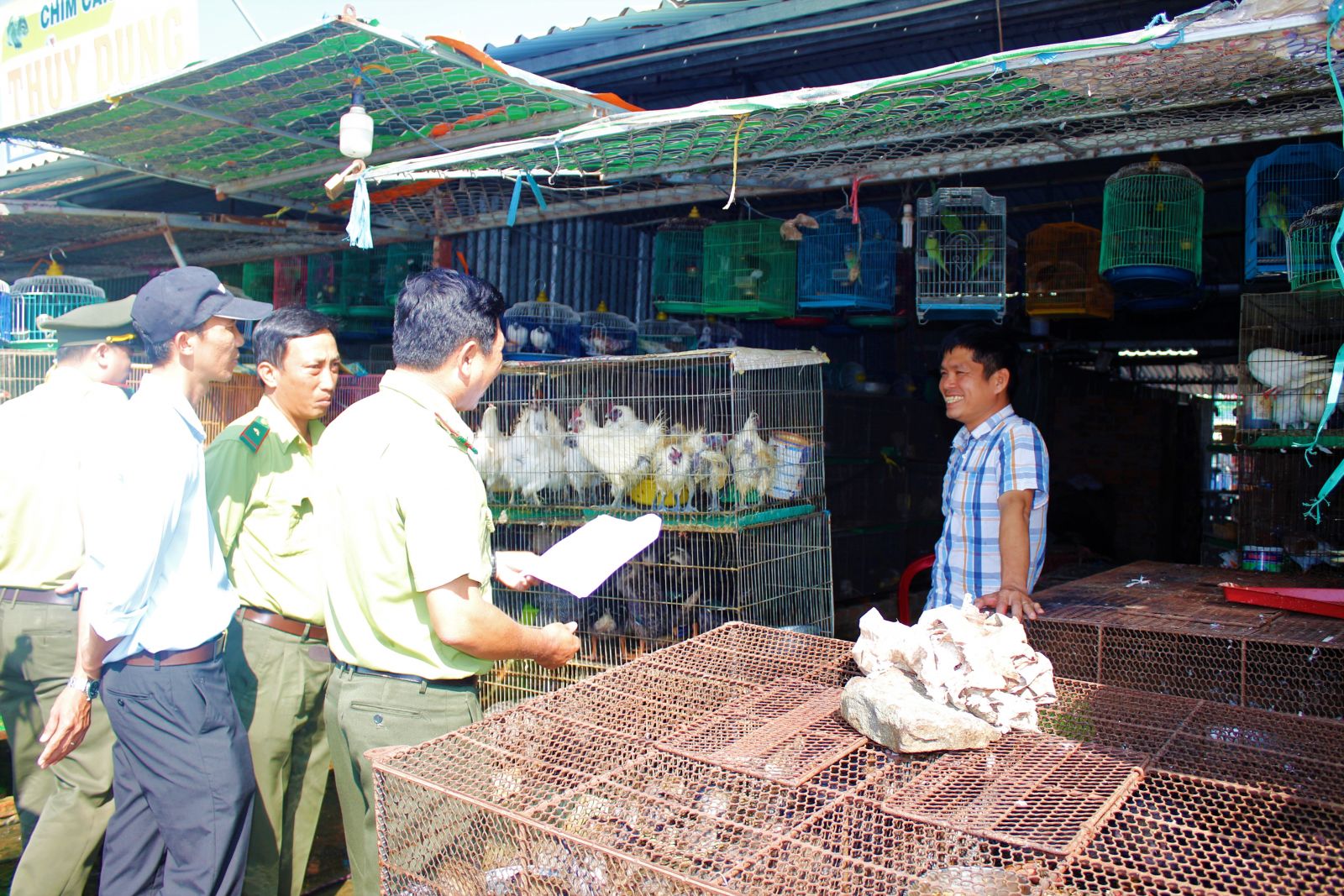 Tăng cường quản lý hoạt động mua, bán động vật hoang dã Thường xuyên thông tin, tuyên truyền kết hợp kiểm tra, nhắc nhở các hộ kinh doanh về việc mua bán các loài động vật có nguồn gốc hoang dã