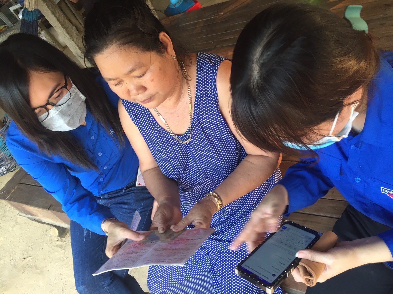 Đoàn viên, thanh niên huyện Tân Hưng hướng dẫn người dân khai báo y tế trên điện thoại thông minh (Nguồn: Đoàn Thanh niên huyện Tân Hưng)