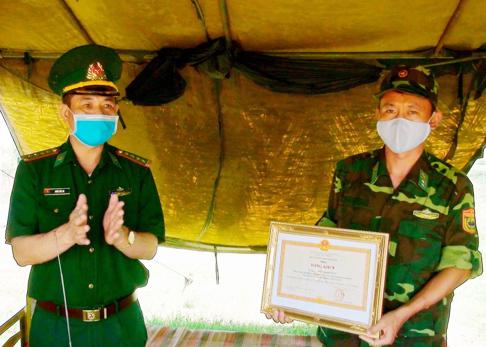 Tặng bằng khen 9 cá nhân, 3 tập thể trong phòng, chống Covid-19 Đại tá Đoàn Văn An - Chính ủy Bộ đội biên phòng tỉnh thừa ủy quyền Bộ tư lệnh Bộ đội biên phòng trao bằng khen cho cá nhân có thành tích