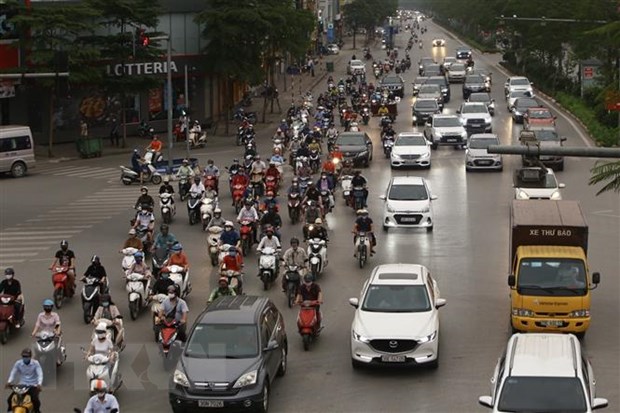 Mật độ người tham gia giao thông đông trở lại trên phố Xã Đàn, Hà Nội trong thời gian giãn cách xã hội. (Ảnh chụp chiều 21/4/2020). (Ảnh: Minh Quyết/TTXVN)