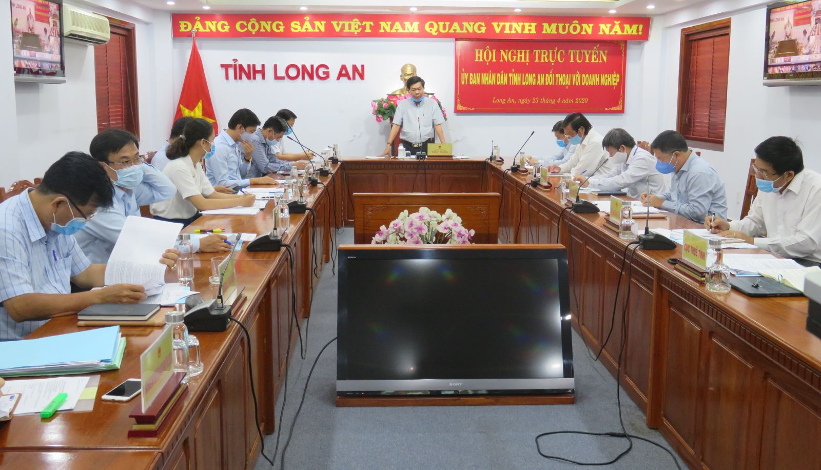 Long An commits to accompany businesses affected by Covid-19 epidemic Chairman of Long An People's Committee - Tran Van Can chairs an online dialogue with enterprises