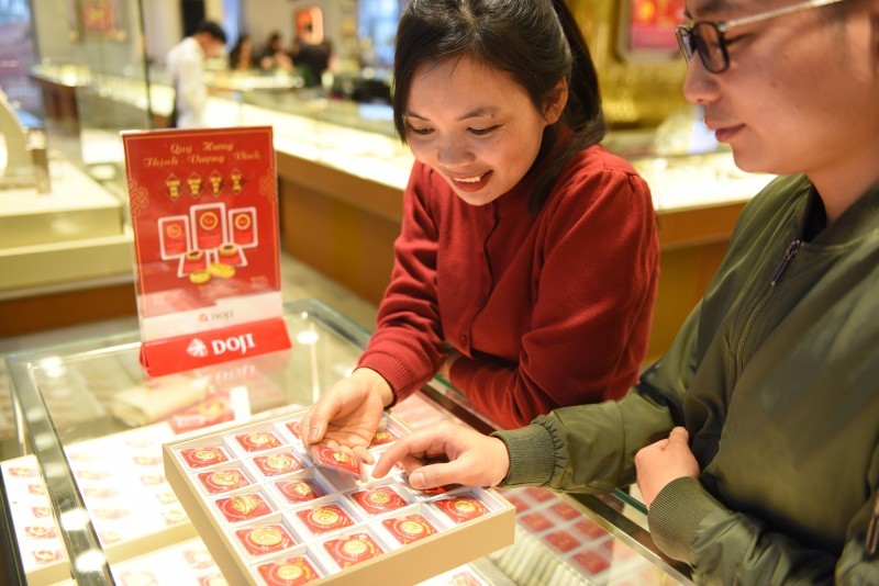 Giá vàng hôm nay 25/4: Tiền bung ra ồ ạt, vàng cố thủ giá cao Giá vàng hôm nay