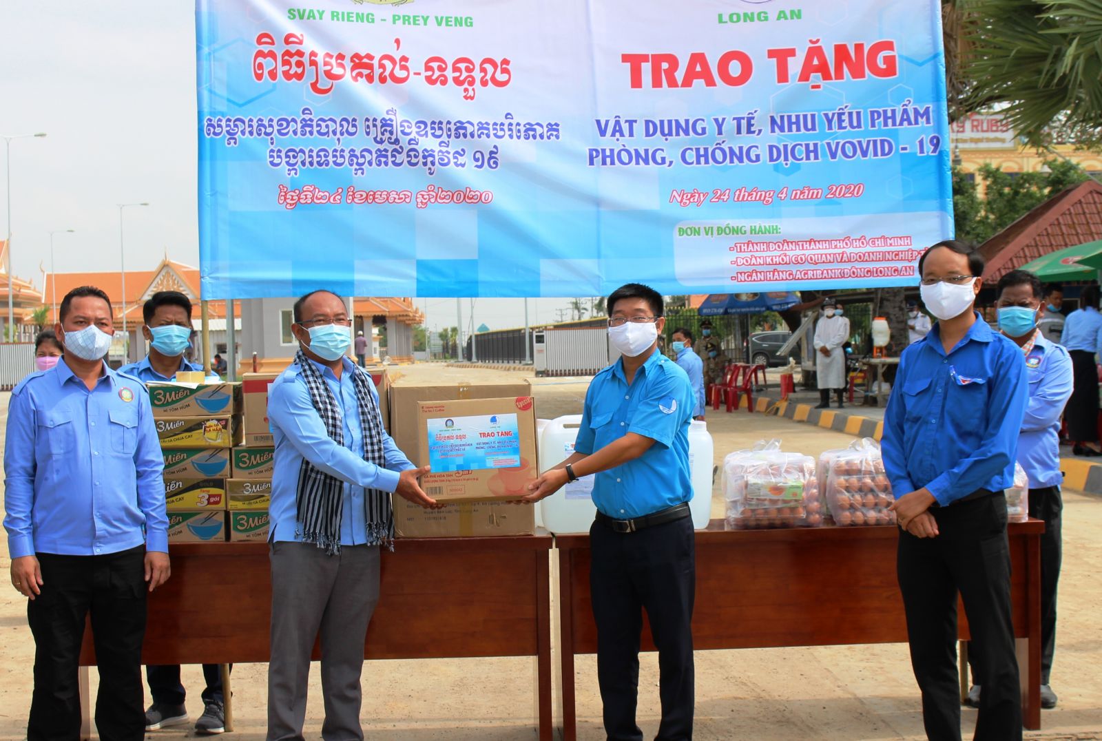 Long An Youth Union presents gifts, medical supplies to Youth Federation of Svay Rieng and Prey Veng Province Giving medical supplies and necessities to support the prevention and control of Covid-19 epidemic