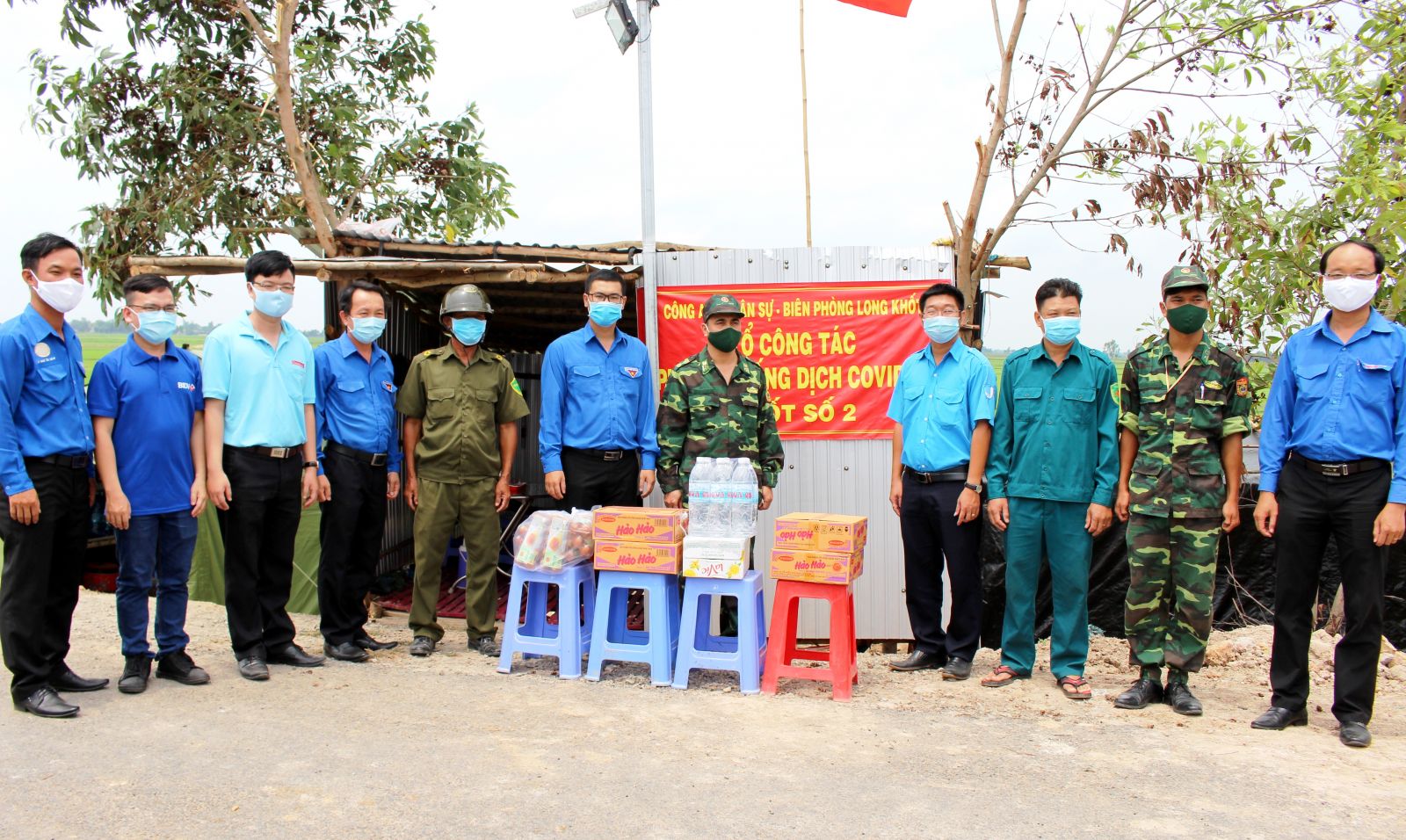 Visiting and giving basic necessities and medical supplies to border guard soldiers