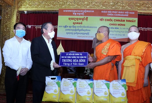 Deputy PM congratulates Khmer people on traditional New Year festival Permanent Deputy Prime Minister Truong Hoa Binh (second, left) presents 2 tonnes of rice to Khmer people facing pandemic-caused difficulties in HCM City while visiting Candaransi Pagoda on April 26 (Photo: VNA)