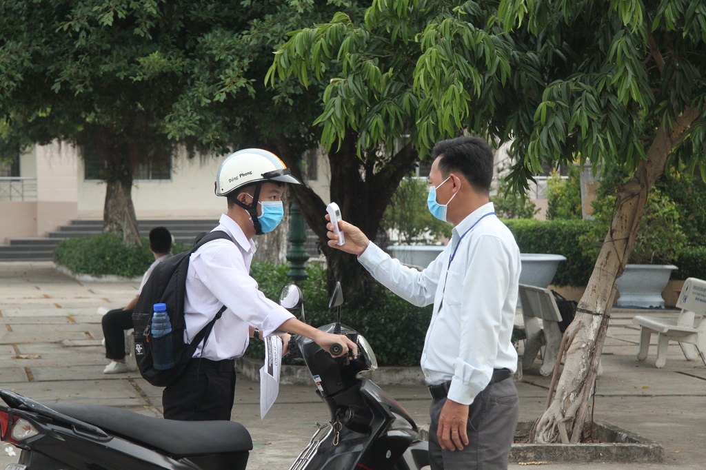 Long An: Hơn 32.800 học sinh lớp 9 và 12 đi học trở lại