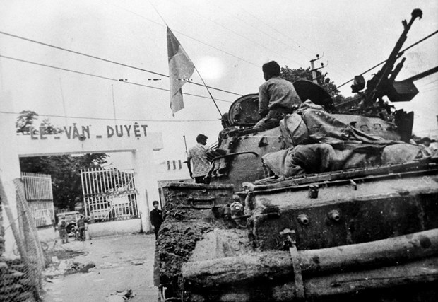 Tank Regiment 1, Division 9 attacks headquarters of  Saigon Special Zone, on April 30, 1975. (File Photo. Source: VNA)