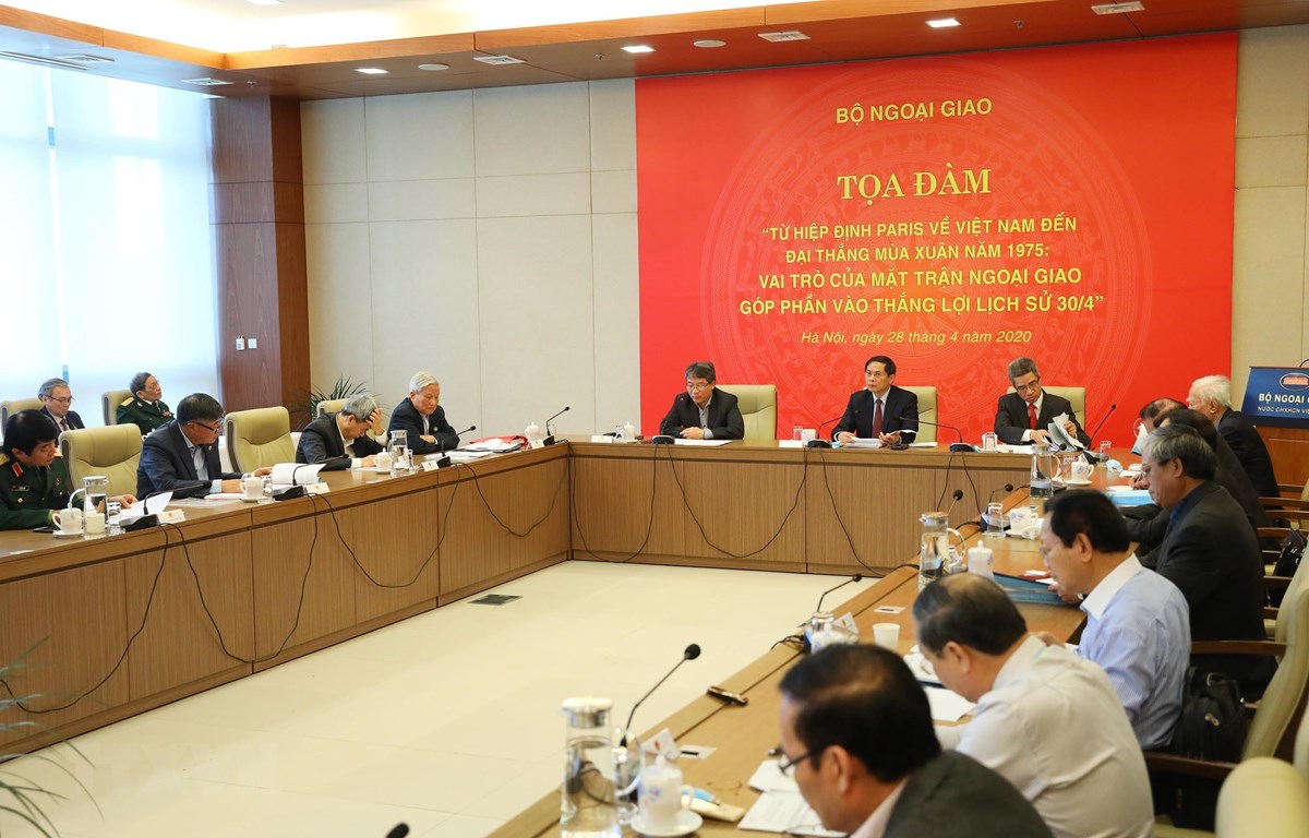 Vẹn nguyên ý nghĩa thời sự từ những bài học về nghệ thuật đàm phán Các vị lãnh đạo, nguyên lãnh đạo ngành ngoại giao, các học giả, chuyên gia dự Toạ đàm về vai trò của mặt trận ngoại giao góp phần vào thắng lợi lịch sử 30/4. (Ảnh: Lâm Khánh/TTXVN)