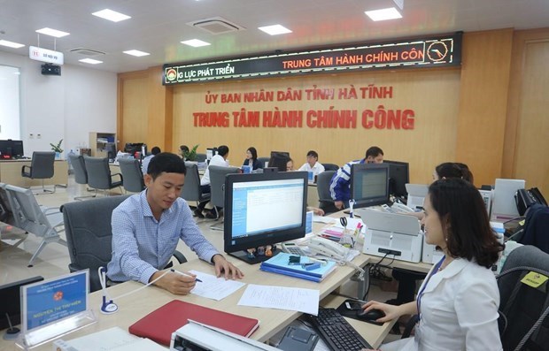 Poverty tops concerns of Vietnamese citizens: 2019 PAPI Report Illustrative photo. A citizen applies for public administrative services at the center for public administration in the central province of Ha Tinh. (Source: VNA)