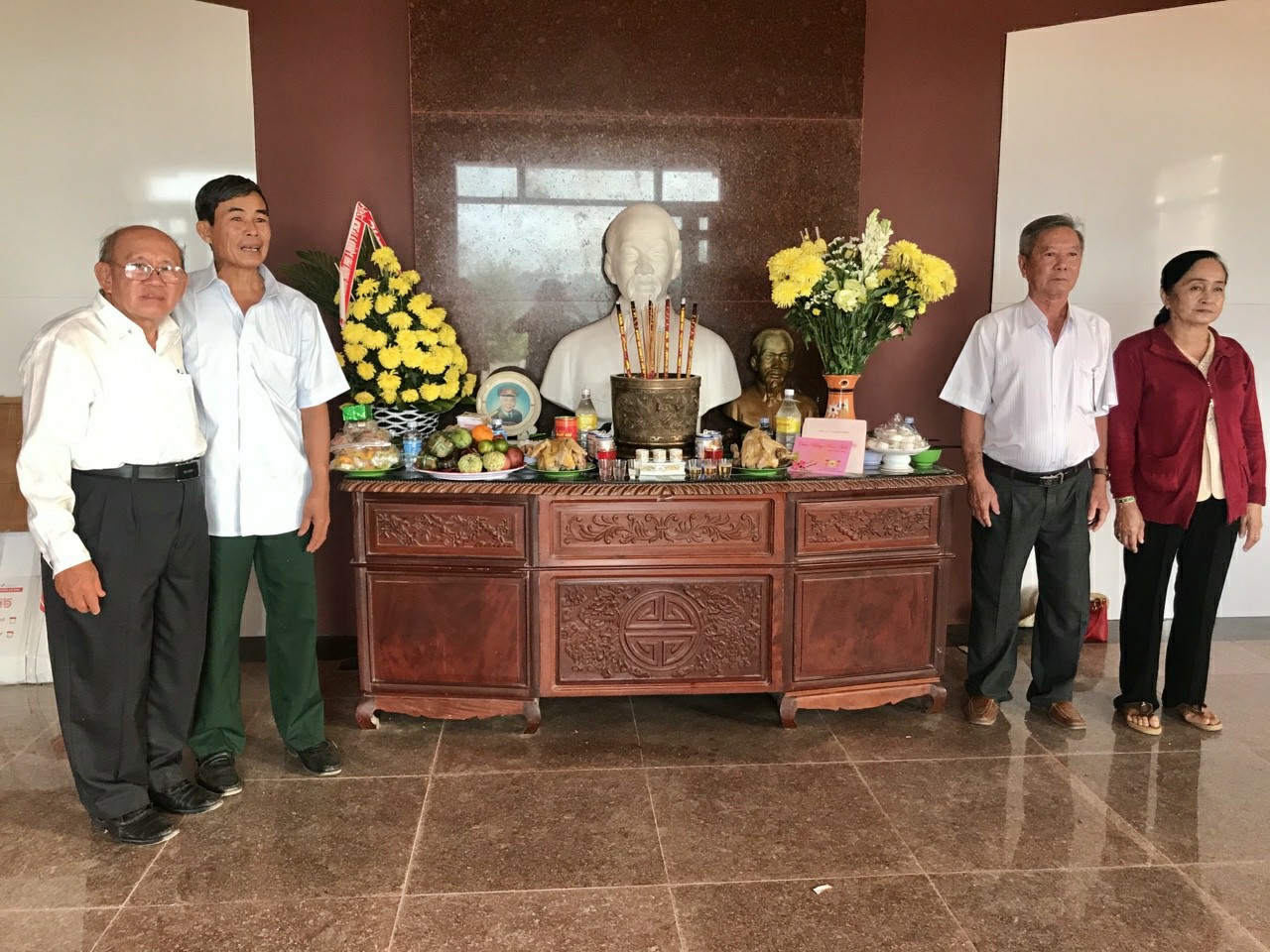 Vợ chồng ông Minh (bìa phải) thắp nhang tại Đền tưởng niệm các liệt sĩ 
