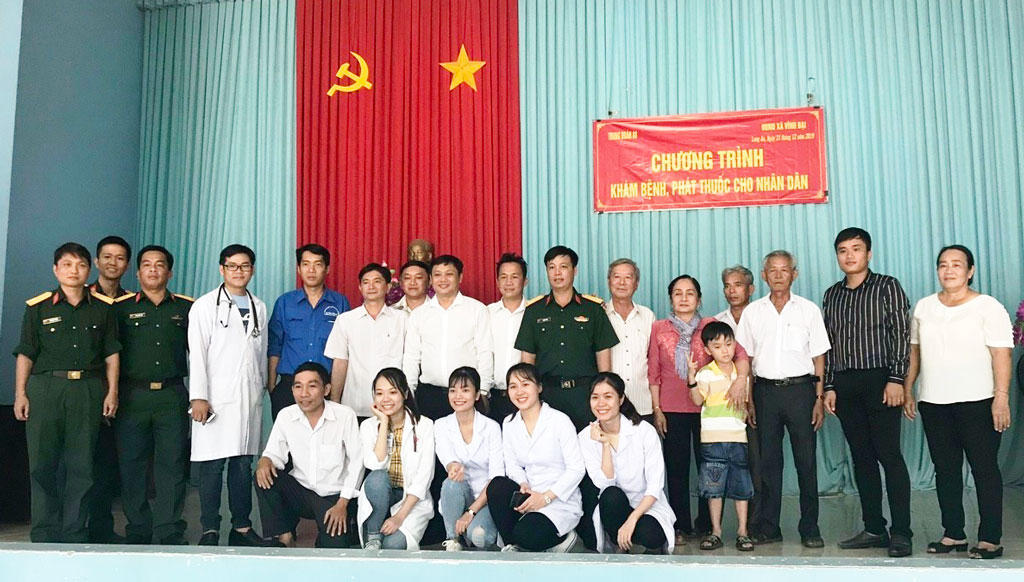 Trung đoàn 88 Vợ chồng ông Minh, bà Nữ (thứ 5, phải qua, hàng thứ 2) chụp ảnh lưu niệm khi Trung đoàn 88 về khám, chữa bệnh miễn phí cho người dân xã Vĩnh Đại