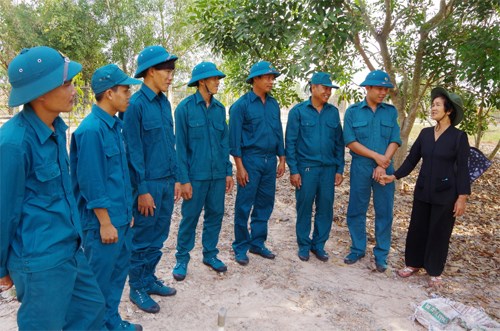 Bà Lê Thị Đeo đến thăm và động viên lực lượng dân quân của xã Mỹ Thạnh Đông trên thao trường huấn luyện