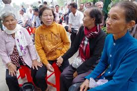 Cựu nữ mật vụ Đặng Thị Chung (người thứ 2, phải qua) thăm hỏi đồng đội