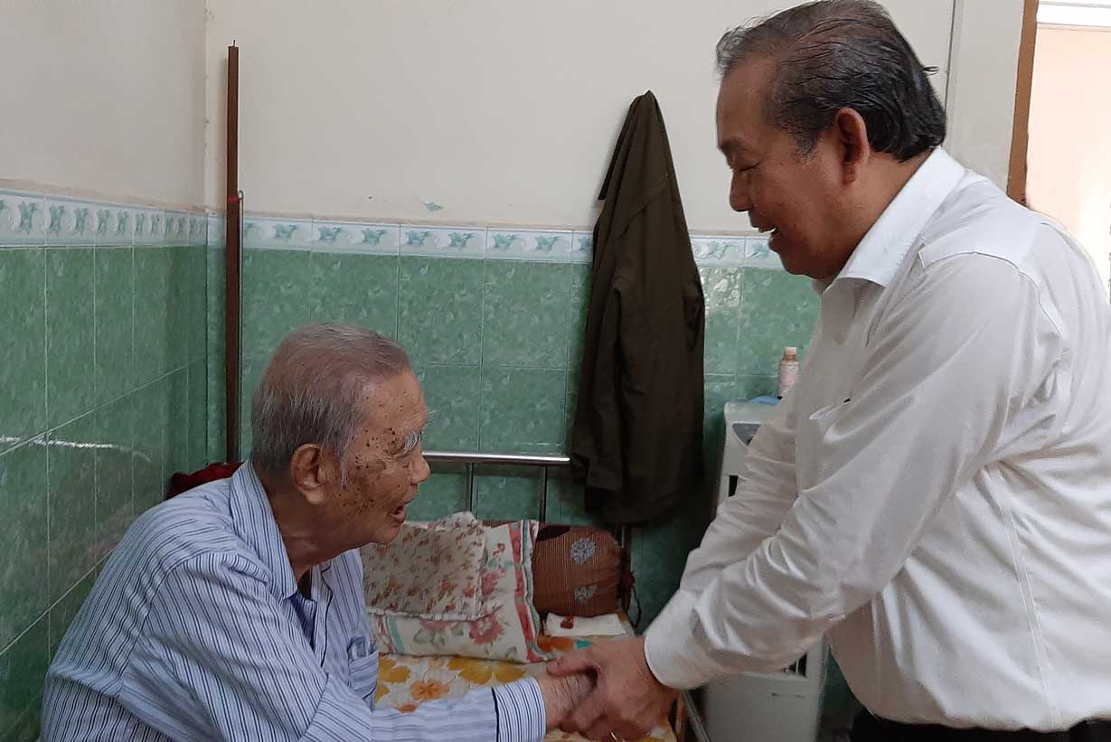 The Deputy Prime Minister graciously wishes good health to the Hero of the People's Armed Forces Nguyen Van Chieu