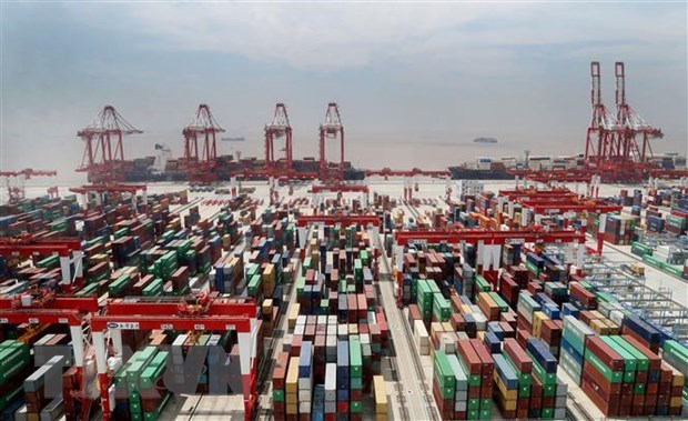 Các container hàng hóa xếp tại cảng Yangshan ở Thượng Hải, Trung Quốc, ngày 17/4/2020. (Nguồn: THX/TTXVN)