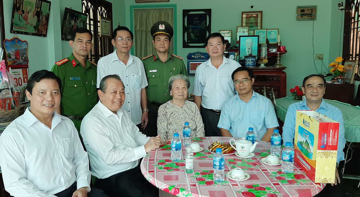 Đoàn thăm và tặng quà Mẹ Việt Nam anh hùng Phạm Thị Uyển