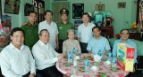 Phó Thủ tướng Trương Hòa Bình thăm, tặng quà Anh hùng Lực lượng vũ trang nhân dân và Mẹ Việt Nam anh hùng