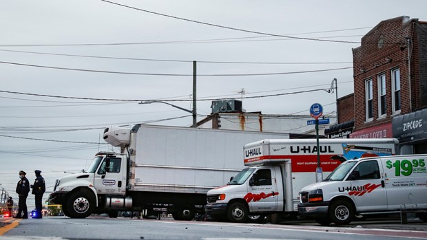 Hiện trường vụ phát hiện thi thể phân hủy trong các xe tải ở Brooklyn, New York (Nguồn: RT)
