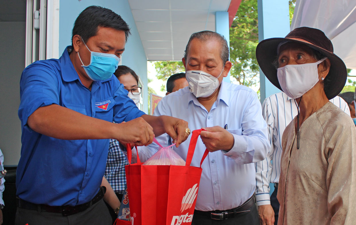 Phó Thủ tướng  Trương Hòa Bình trực tiếp phát gạo cho người dân tại Khu công nghiệp Thuận Đạo, khu phố 8, thị trấn Bến Lức