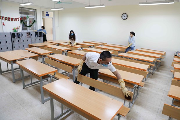 Vietnam records no new COVID-19 cases on May 2 evening Teachers clean a classroom of the Mac Dinh Chi Secondary School in Hanoi's Ba Dinh district on May 2. Secondary and high schools in the capital city will be re-opened on May 4 (Photo: VNA)