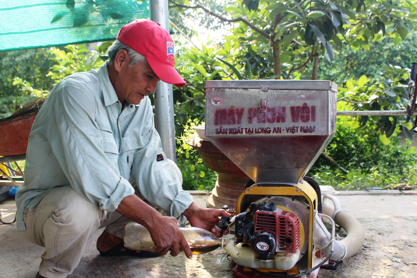 Máy phun vôi đa năng của ông Trần Trọng Đức (ấp Bình An, huyện Thủ Thừa) giúp việc trồng trọt, chăn nuôi của nông dân đạt hiệu quả