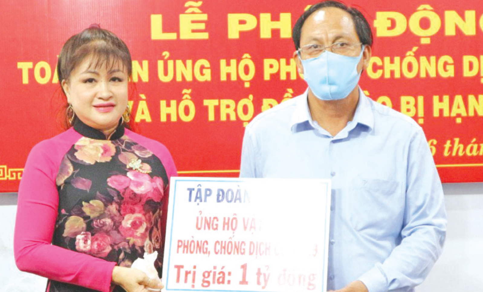 Ca sĩ Bích Thủy - Tổng Giám đốc Tập Đoàn An Nông, ủng hộ vật chất 1 tỉ đồng cho tỉnh Long An để chung tay chống dịch tại Lễ phát động do Chủ tịch UBMTTQ Việt Nam tỉnh
