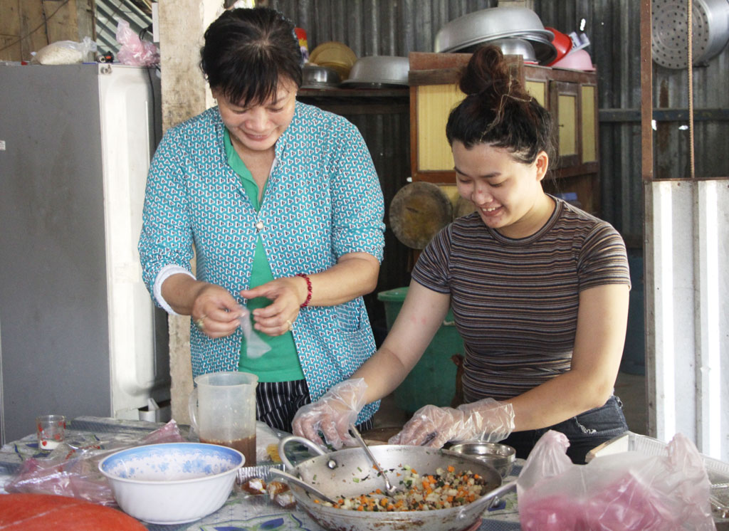 Thỉnh thoảng rảnh tay, chị Thủy giúp con. Hai mẹ con vừa làm, vừa trò chuyện, không khí gia đình nhờ vậy trở nên vui vẻ và ấm áp hơn