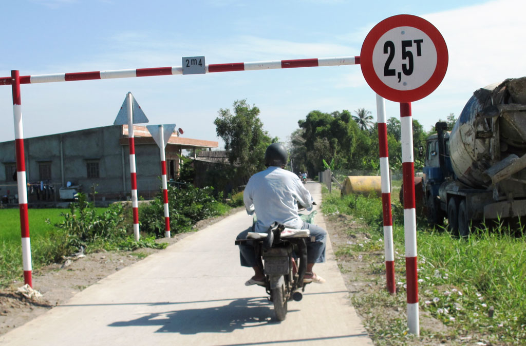 Qua phát động thi đua xây dựng nông thôn mới, người dân Thủ Thừa hưởng ứng xây dựng công trình giao thông nông thôn