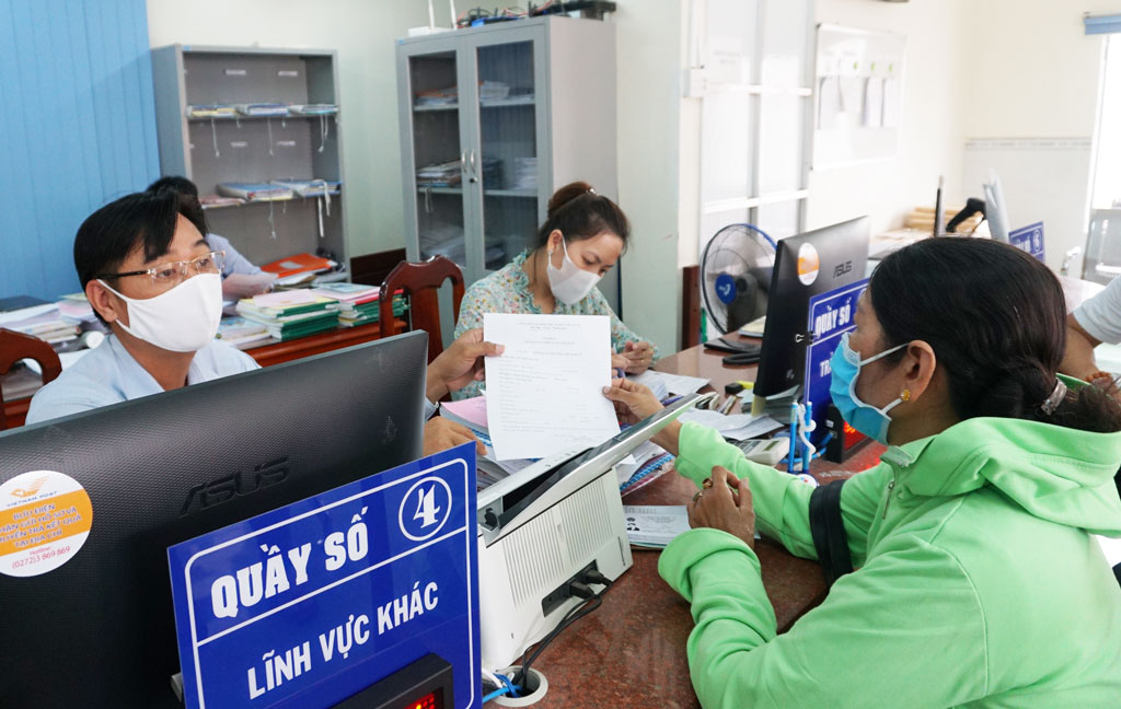 Hướng dẫn thủ tục hành chính cho người dân tại Trung tâm Hành chính công huyện Thủ Thừa