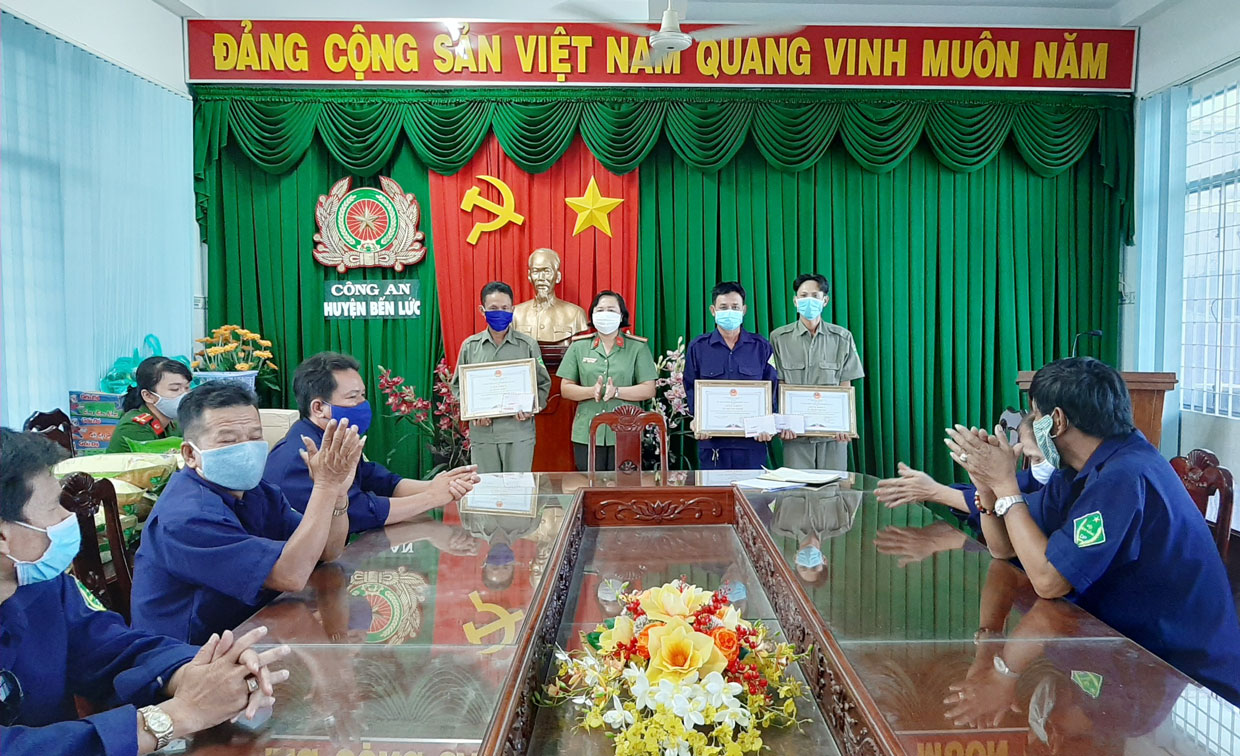 Thừa ủy quyền Chủ tịch UBND TP. Tân An, Thiếu tá Lương Thị Tuyết Hạnh trao giấy khen cho các thành viên Đội dân phòng