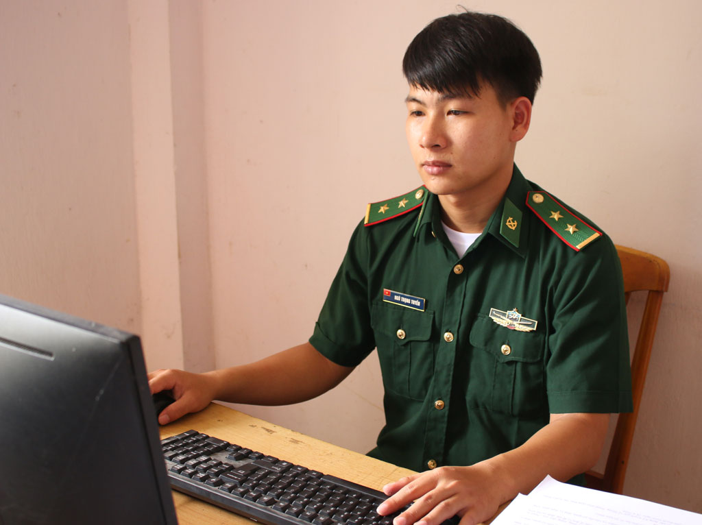 Trung úy Ngô Trọng Tuyến luôn chịu khó, năng động, nhiệt tình trong công việc