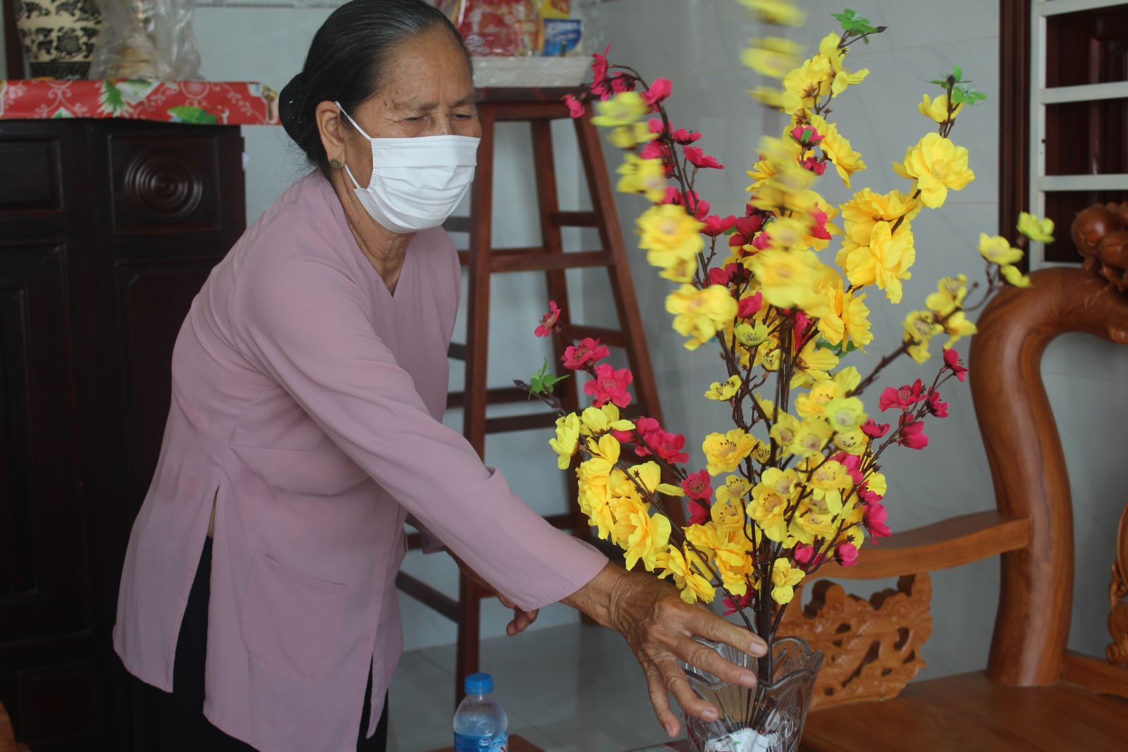 Bà Phạm Thị Hội vui mừng khi được chi trả trợ cấp người có công tại nhà
