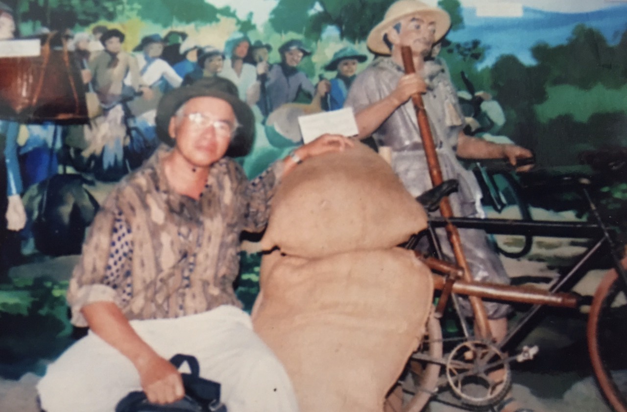 Lên hầm Đờ Cát, vấn vương cảm giác Tác giả bên chiếc xe đạp thồ của dân công Điện Biên (trưng bày tại Bảo tàng Điện Biên)