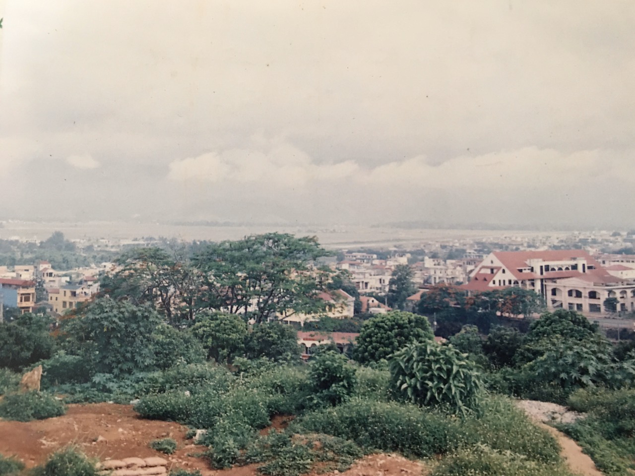 Thành phố Điện Biên nhìn từ đồi A1 (Ảnh chụp lúc còn đang xây dựng giai đoạn đầu)