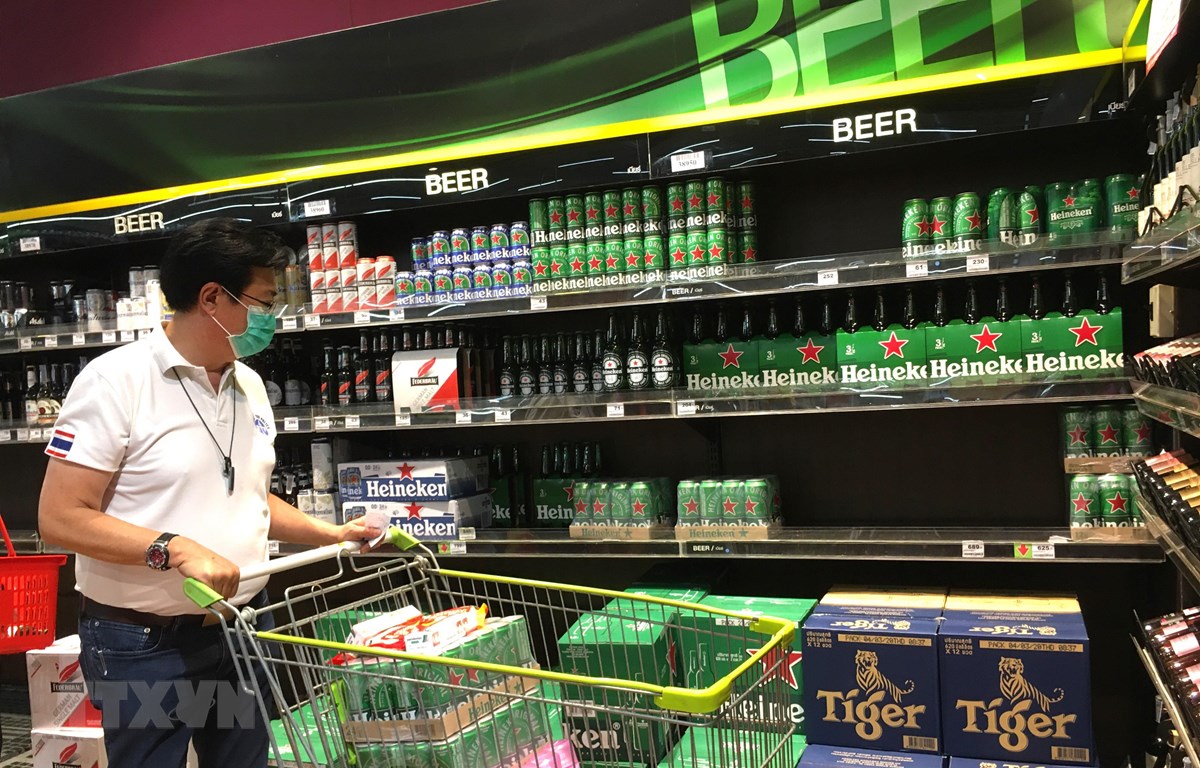Người dân Thái Lan đổ xô đi mua rượu, bia sau khi lệnh cấm bán được dỡ bỏ. (Ảnh: Ngọc Quang/TTXVN)