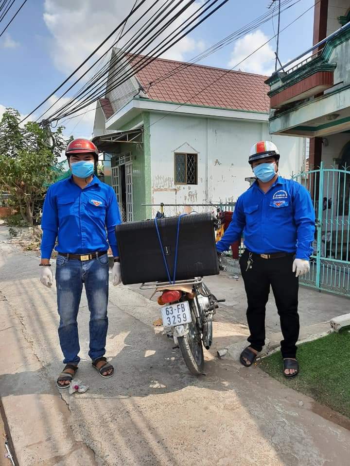 Phối hợp ngành Y tế, Hội Chữ thập đỏ soạn thảo nội dung tuyên truyền phòng dịch phát trên Đài Truyền thanh huyện, xã (Trong ảnh:  Loa tuyên truyền phòng dịch di động tại xã Phước Hậu, huyện Cần Giuộc).