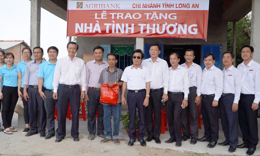 Đảng bộ cơ sở Agribank Chi nhánh Long An nhiều năm liền hoàn thành xuất sắc nhiệm vụ