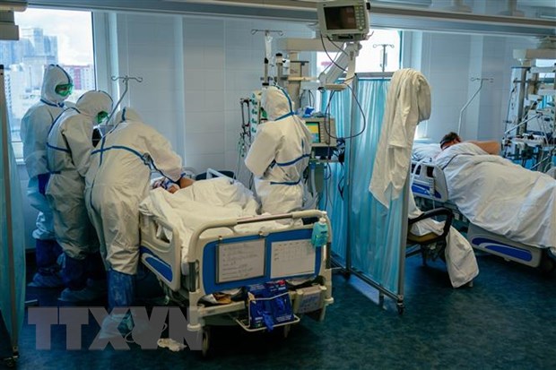 Nhân viên y tế chăm sóc bệnh nhân COVID-19 tại bệnh viện ở Moskva, Nga. (Ảnh: AFP/ TTXVN)
