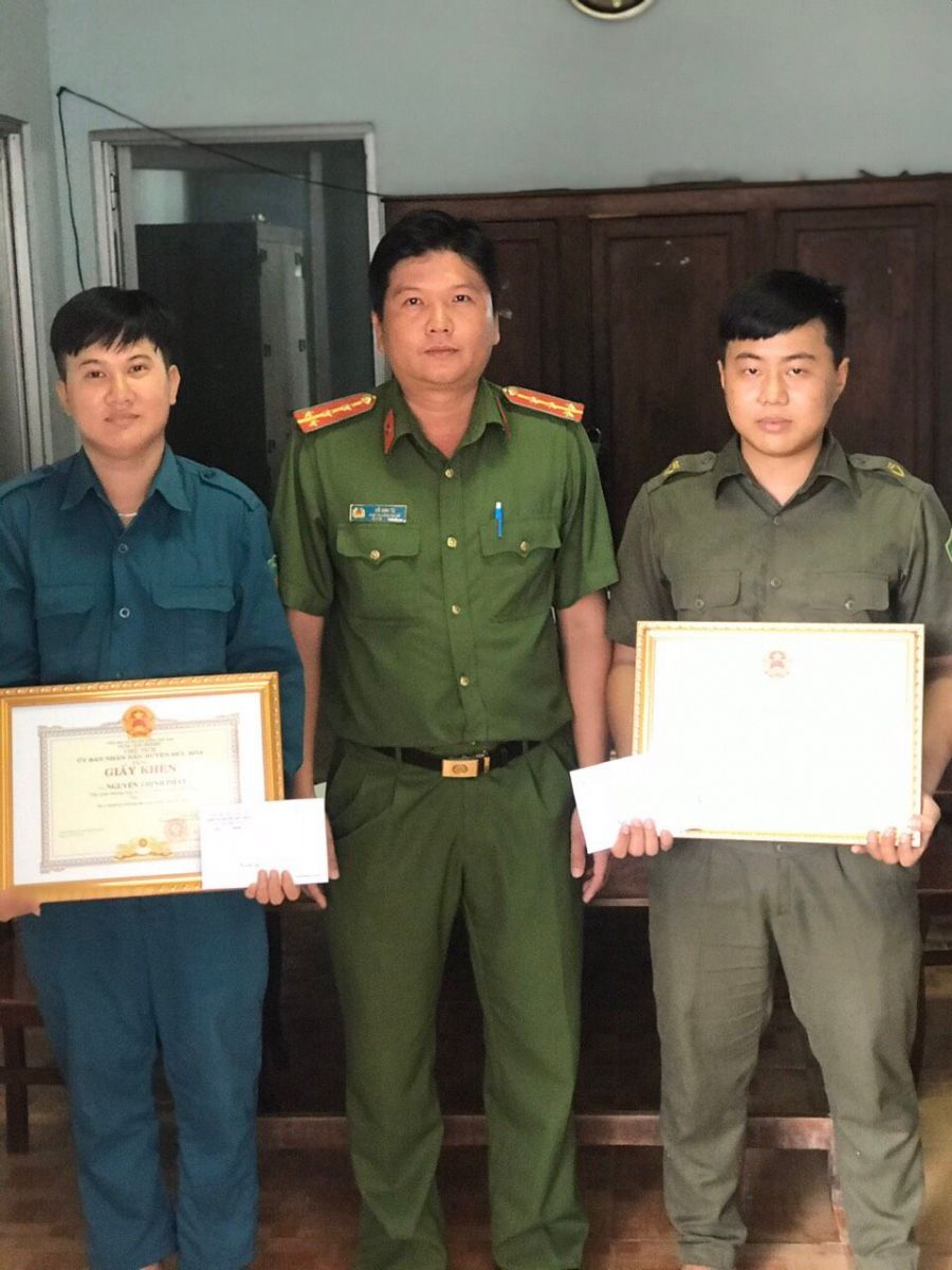 Hựu Thạnh: Kiên quyết đẩy lùi tội phạm, tệ nạn xã hội Khen thưởng nóng các cá nhân Công an xã, dân quân xung kích tích cực trong công tác đấu tranh phòng, chống tội phạm