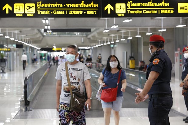 Tourists and officers at Suvarnabhumi airport wear face masks. (Photo: www.bangkokpost.com)