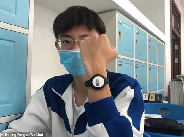 Học sinh Trung Quốc đeo đồng hồ theo dõi nhiệt độ. (Nguồn: WeChat)