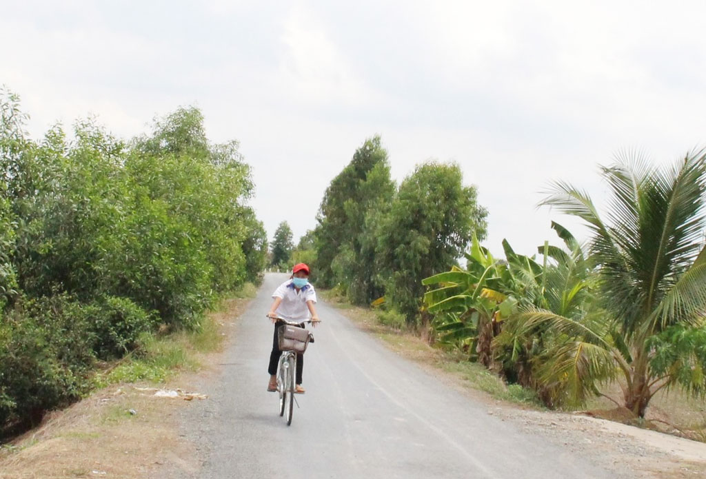 Nhiều tuyến đường giao thông nông thôn được đầu tư xây dựng khang trang, giúp người dân, nhất là học sinh không còn phụ thuộc vào ghe, xuồng